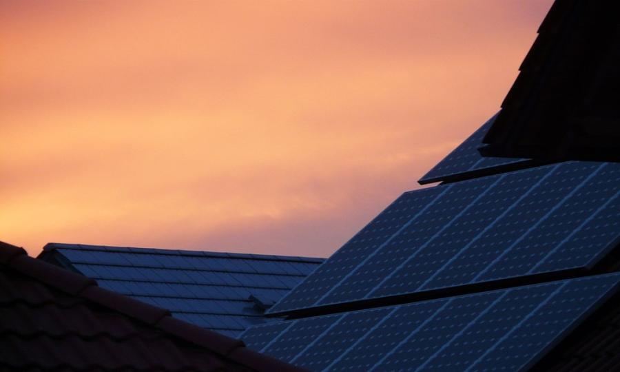 Consumenten met zonnepanelen hebben moeite om zelfopgewekte stroom te gebruiken.