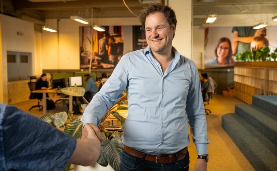 Directeur Vastelastenbond Dirk-Jan Wolfert verwelkomt de klanten van Vesta Financieel Adviseurs.