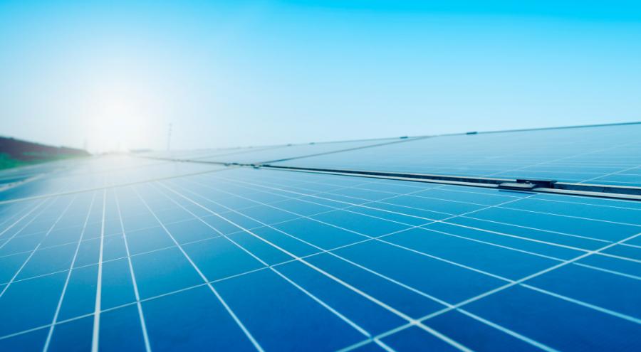 Zonnepanelen werken op licht, niet op warmte. Boven de 25 graden Celsius neemt hun rendement juist af.