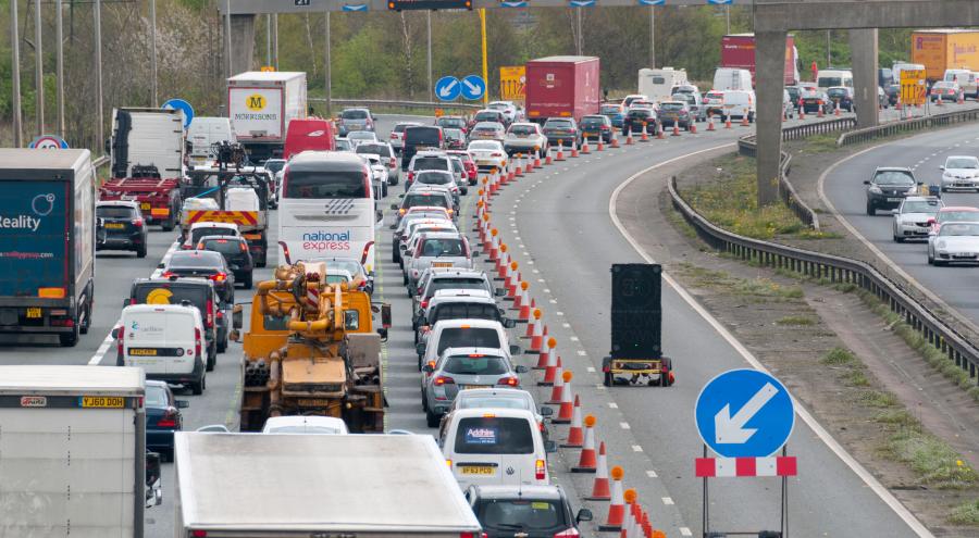 Juist in de vakantieperiode voert Rijkswaterstaat op veel plekken groot onderhoud uit aan snelwegen.