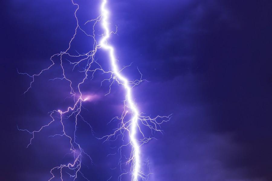 Blikseminslag en stormschade zijn schadeposten die bij de herfst horen. 