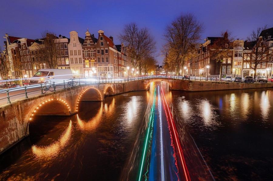 De taak van de ACM is om te kijken of er voldoende concurrentie is als het om internet via de kabel gaat. Omdat er op de kabel maar één aanbieder actief is in Amsterdam, valt er niets te kiezen voor wie snel internet wil. 