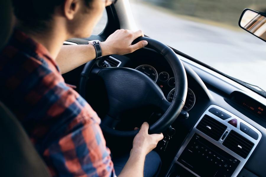 Ben je tussen de 18 en 24 jaar en wil je graag je auto goed verzekeren, maar niet tegen een torenhoge premie? Lees dan de volgende tips. 