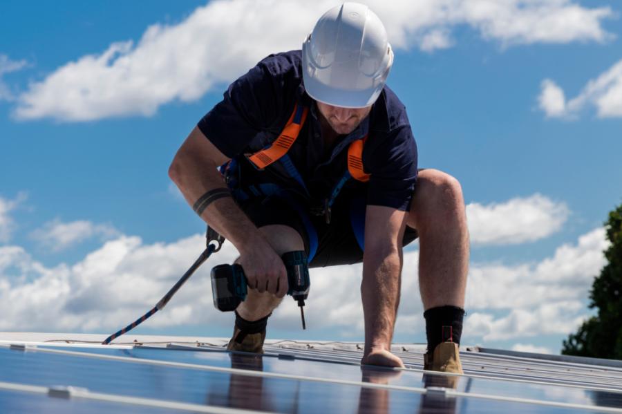 Mocht je jouw zonnepanelen willen reinigen, gebruik dan alleen water en vermijd schoonmaakmiddelen. Zeep kan de panelen beschadigen.