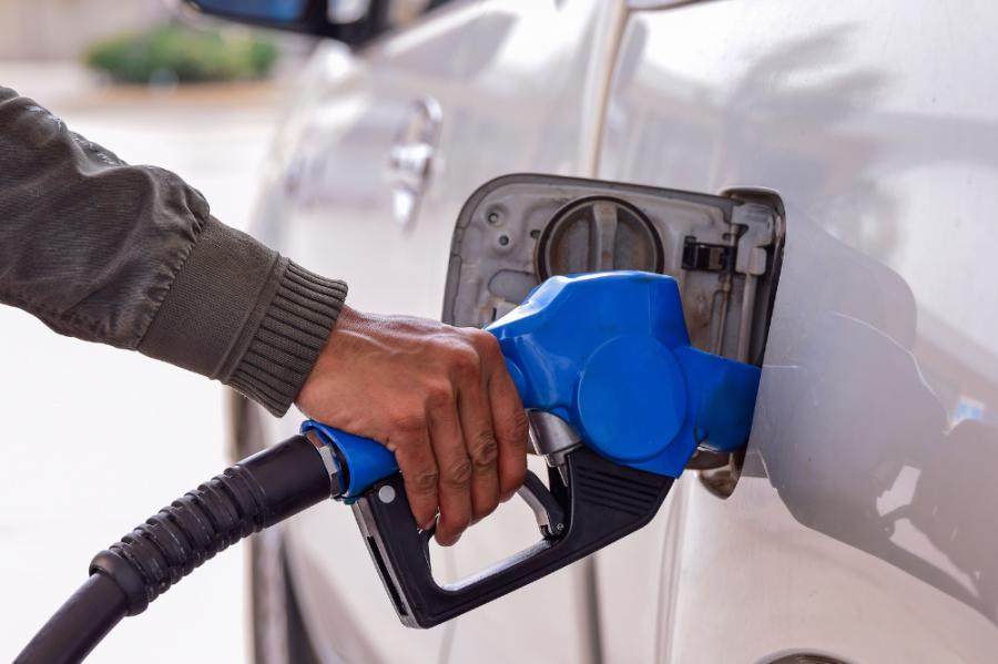 Automobilisten profiteren naast lagere brandstofkosten ook van een uitgestelde accijnsverhoging. Die voorgenomen verhoging moest per 2024 ingaan, maar is uitgesteld tot begin 2025. 