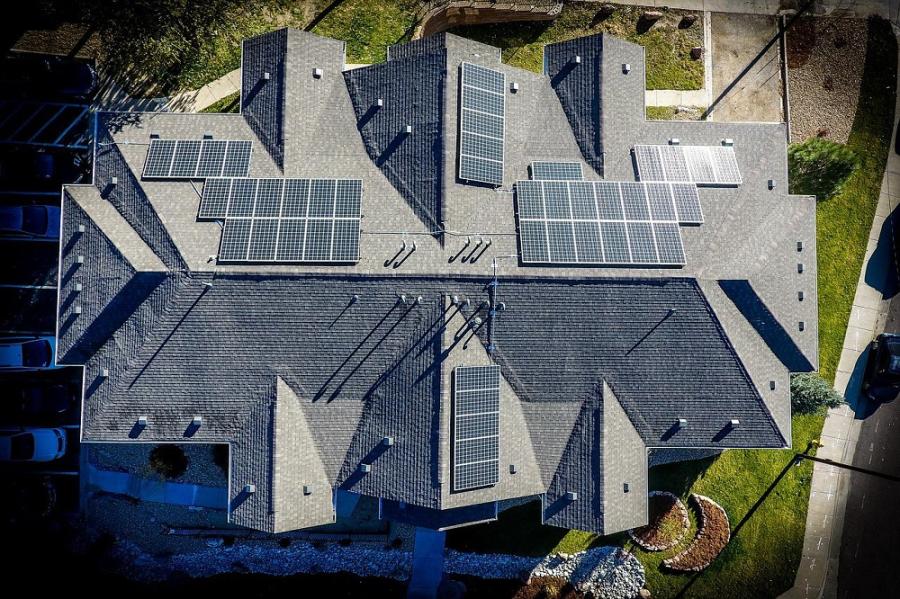 Landen uit de Europese Unie mogen sinds eind vorig jaar het btw-tarief op de levering en installatie van zonnepanelen verlagen naar nul procent. 